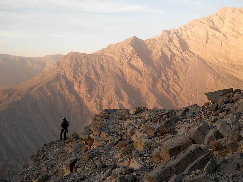 Walking to descent ridge Wadi Ghalilah
