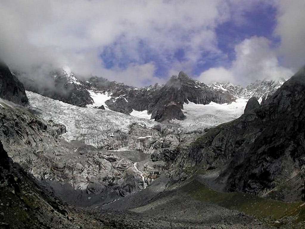 The aspect of Triolet glacier in August 2002