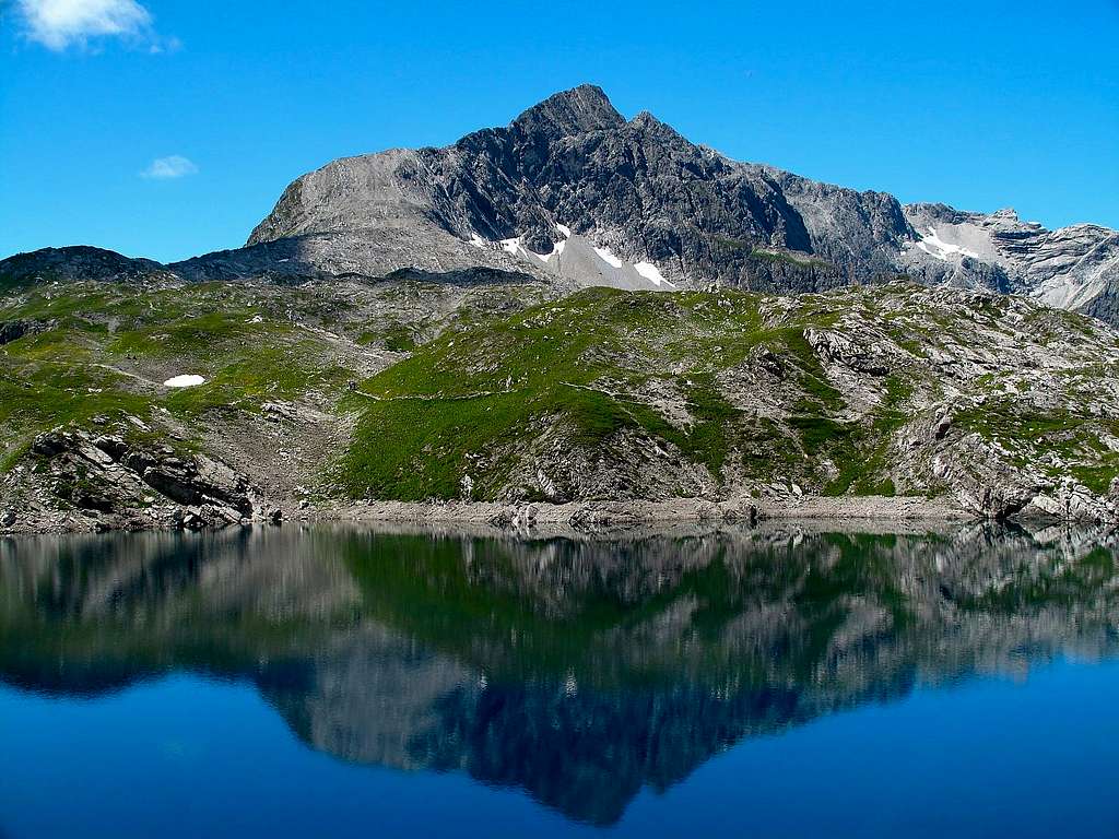 The Butzenspitze (2547m) reflecting itself in the Butzensee lake (2124m)