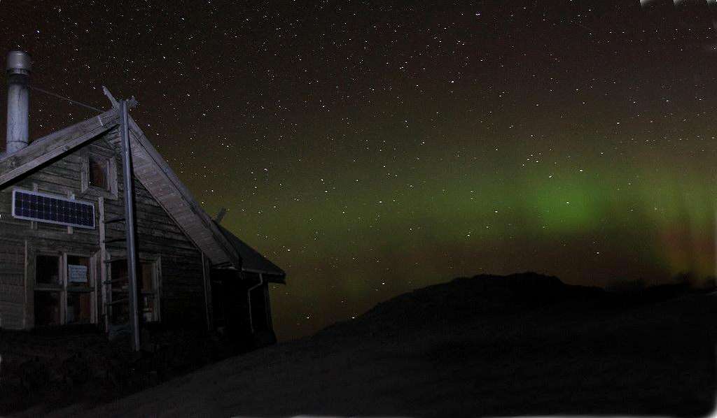 Aurora over Fimmvorduhals hut