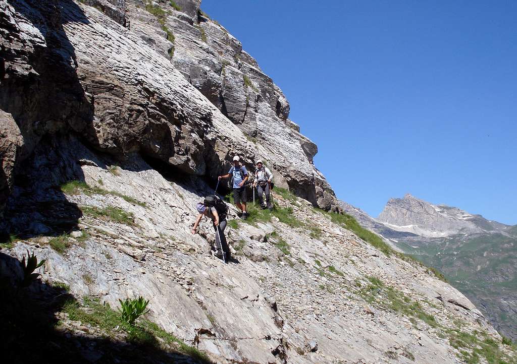 Kabash: First ascent - Crossing slippery scree