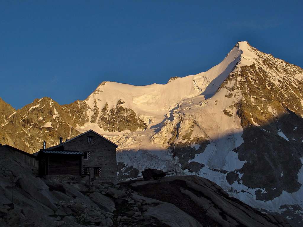 Arrival at the Grand Mountet hut at 9:00 in the evening