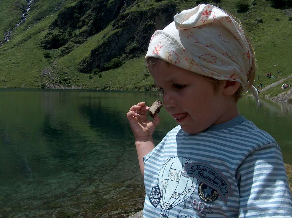 Throwing stones in Lac d'Ôo