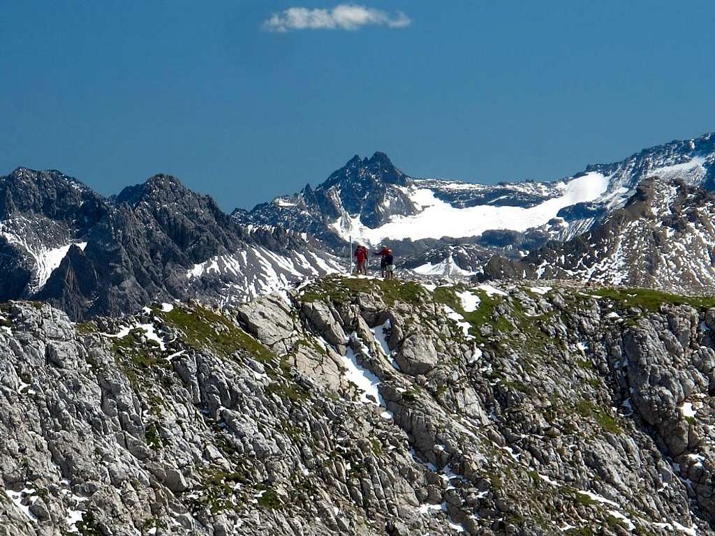 Hikers on the narrow ridge connecting Südliche with Mittlere Wösterspitze