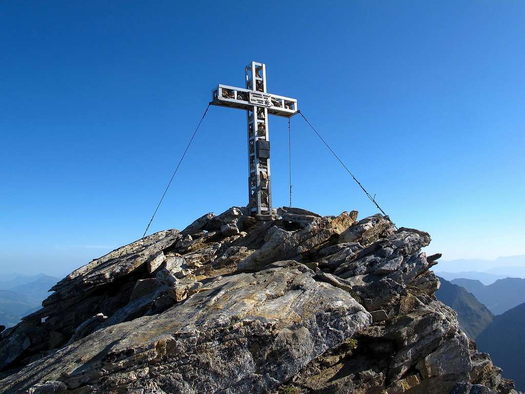The summit cross on Larmkogel 