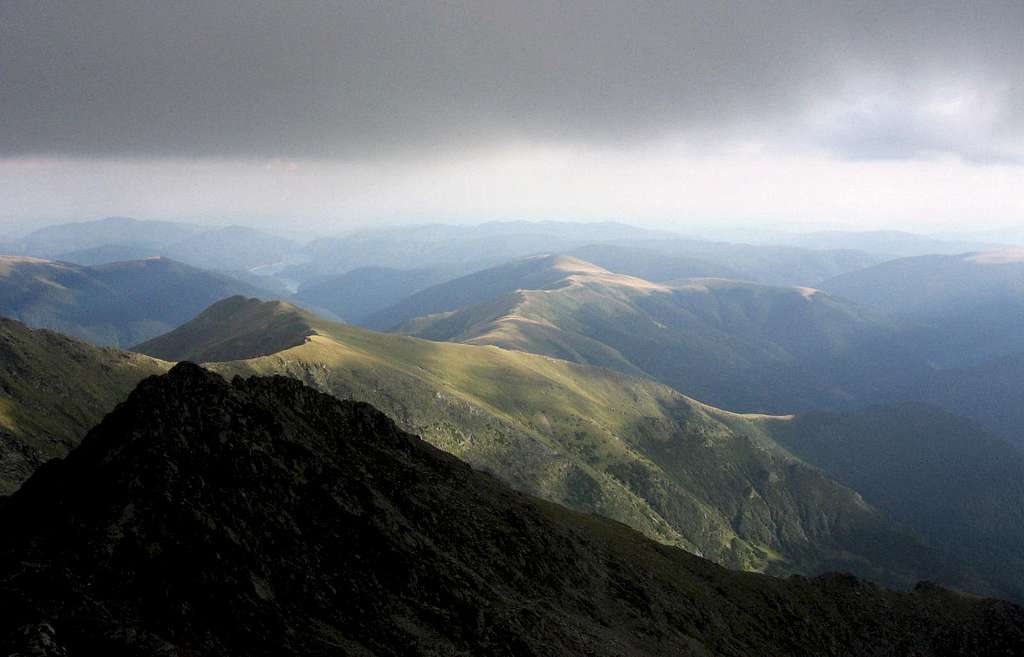From Negoiu peak to Vidraru lake