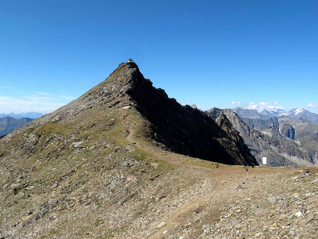 Arnoldshöhe (2729m) with Hannover hut on it's top