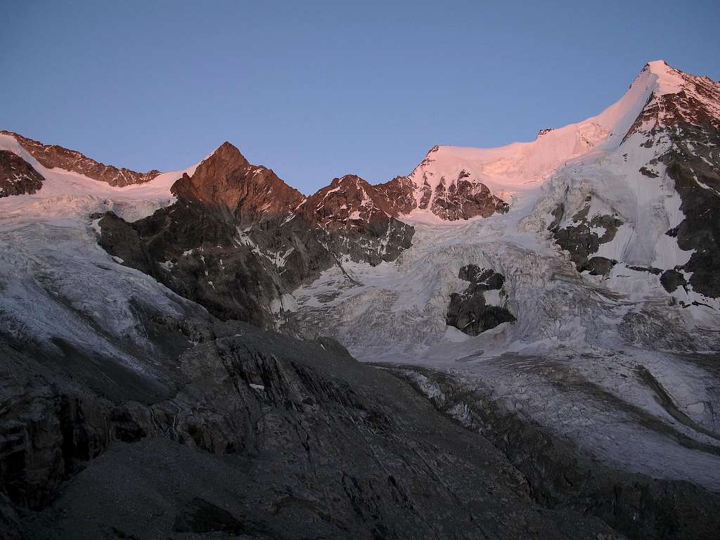 Trifthorn, Wellenkuppe and Obergabelhorn in the last rays of sunset pink