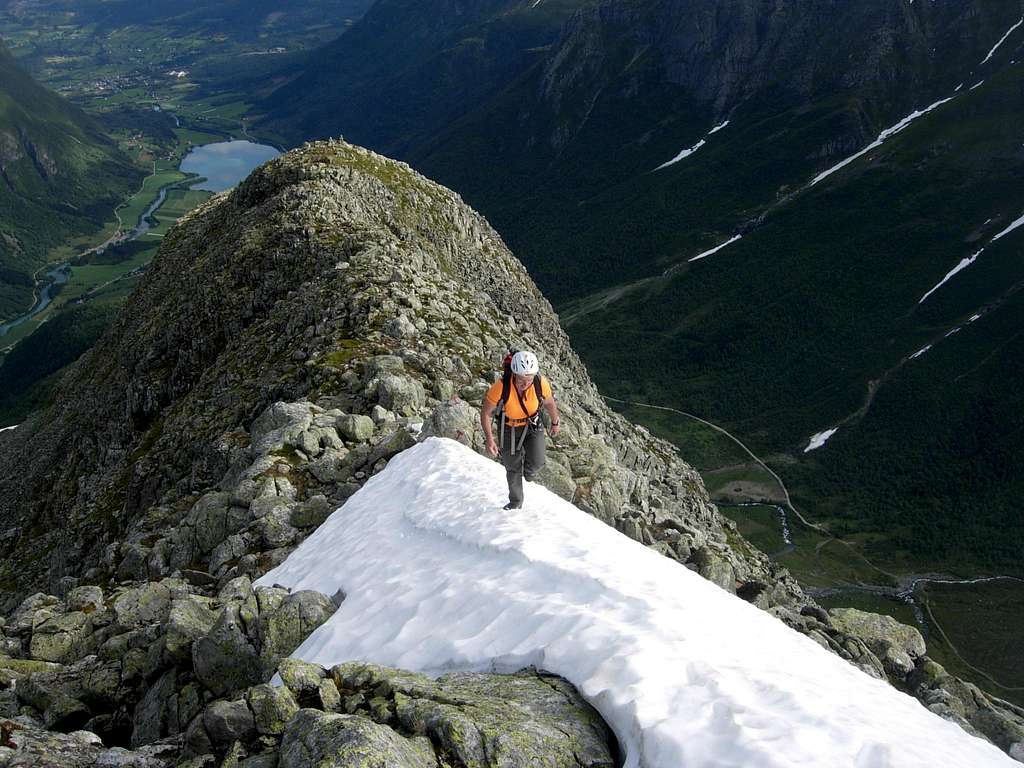 Eggjenibba, the summit snow ridge