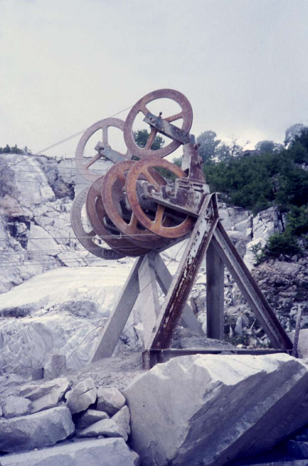 Apuanian Alps' white marble processing