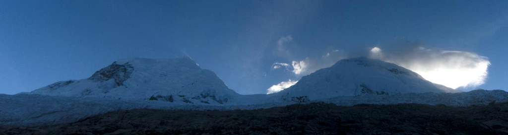 Huascarán panorama from the SW, from the refugio, with the sun behind Sur