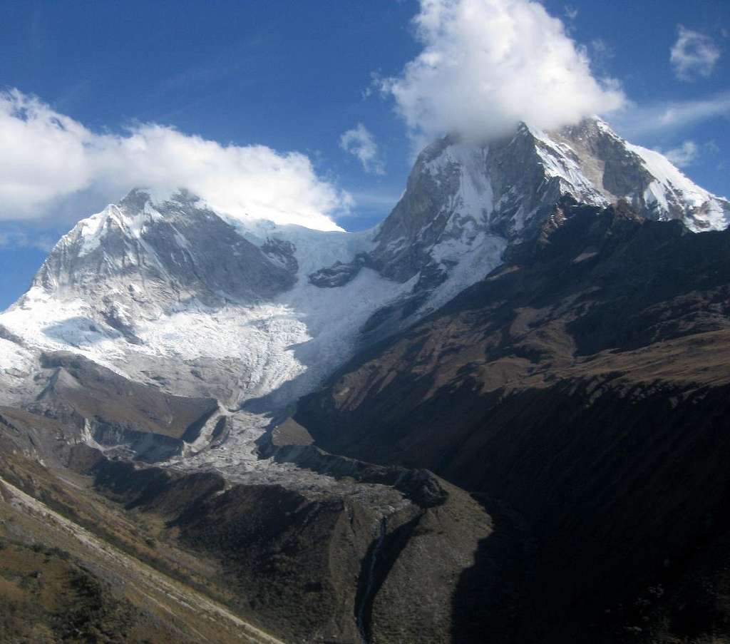 Huascarán Sur and Norte from the trailhead to Yanapaccha
