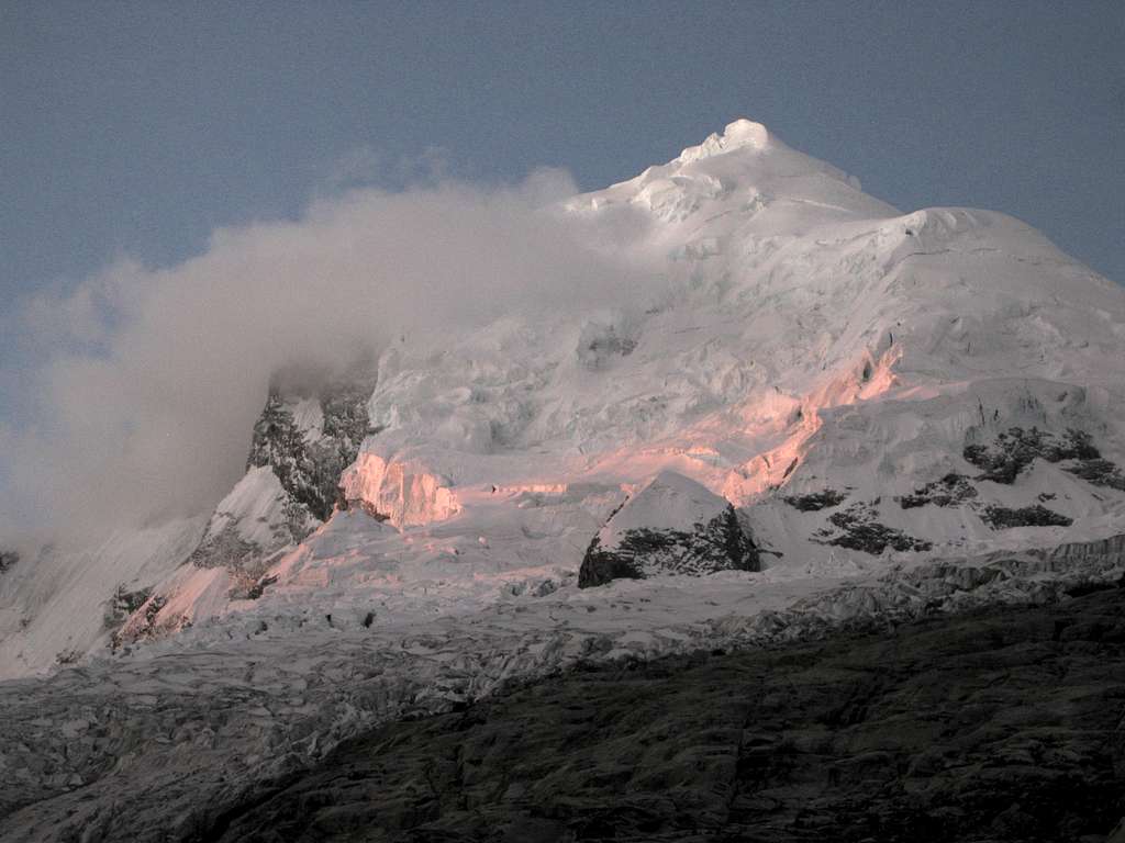 Alpenglow on Huascarán Norte