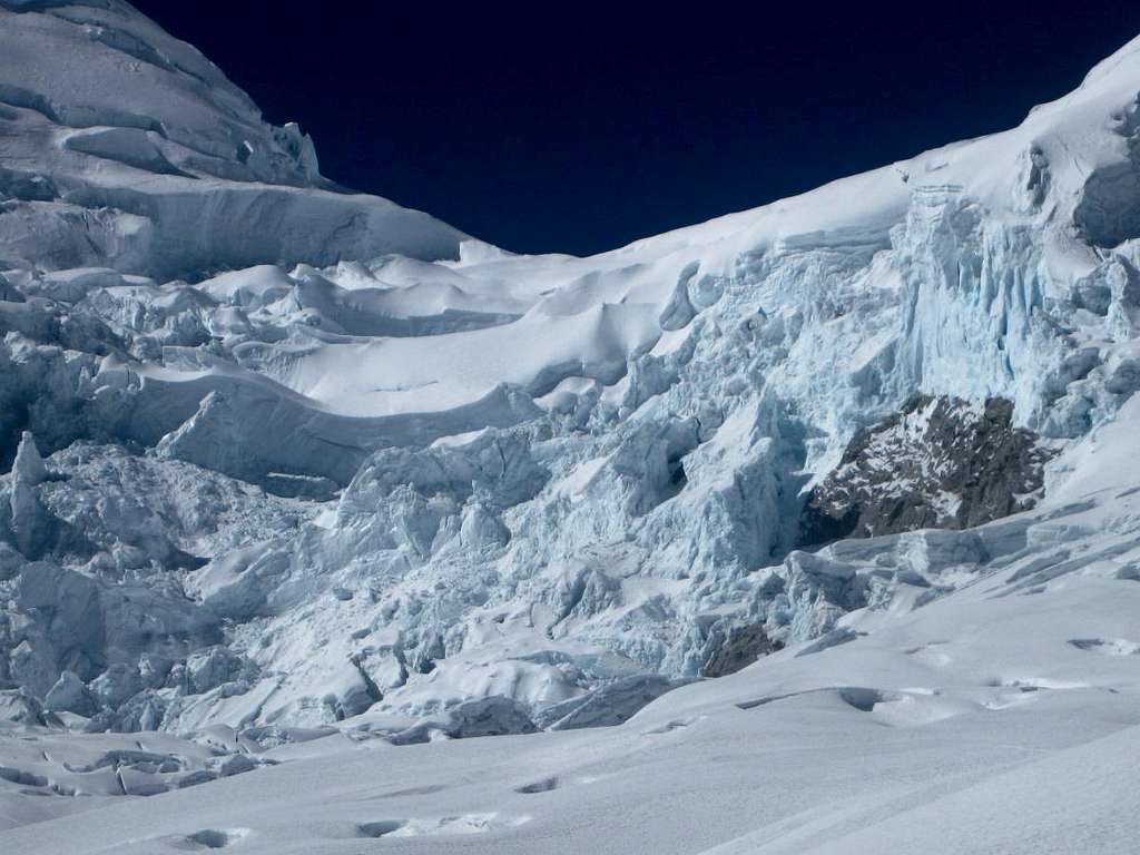 The impassable icefall directly below the col on Huascarán