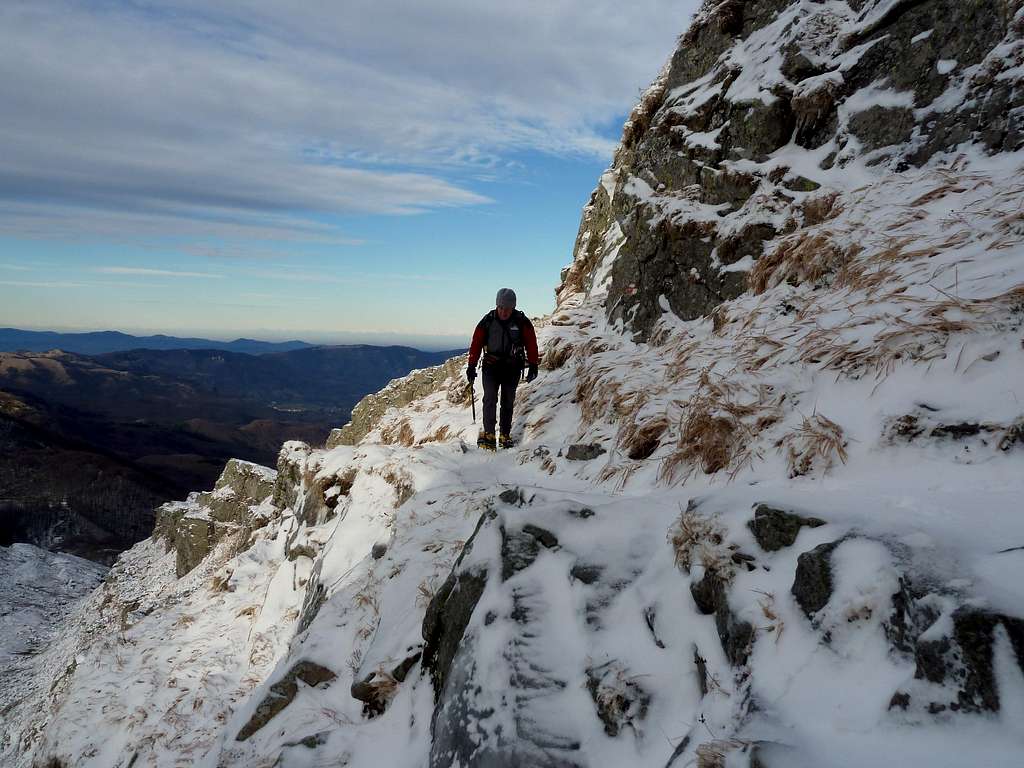 A frozen ledge on Rocca Pumaciolo 