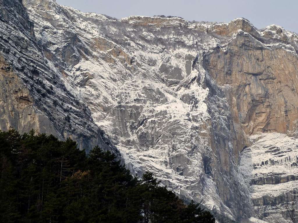 Monte Brento central overhangs