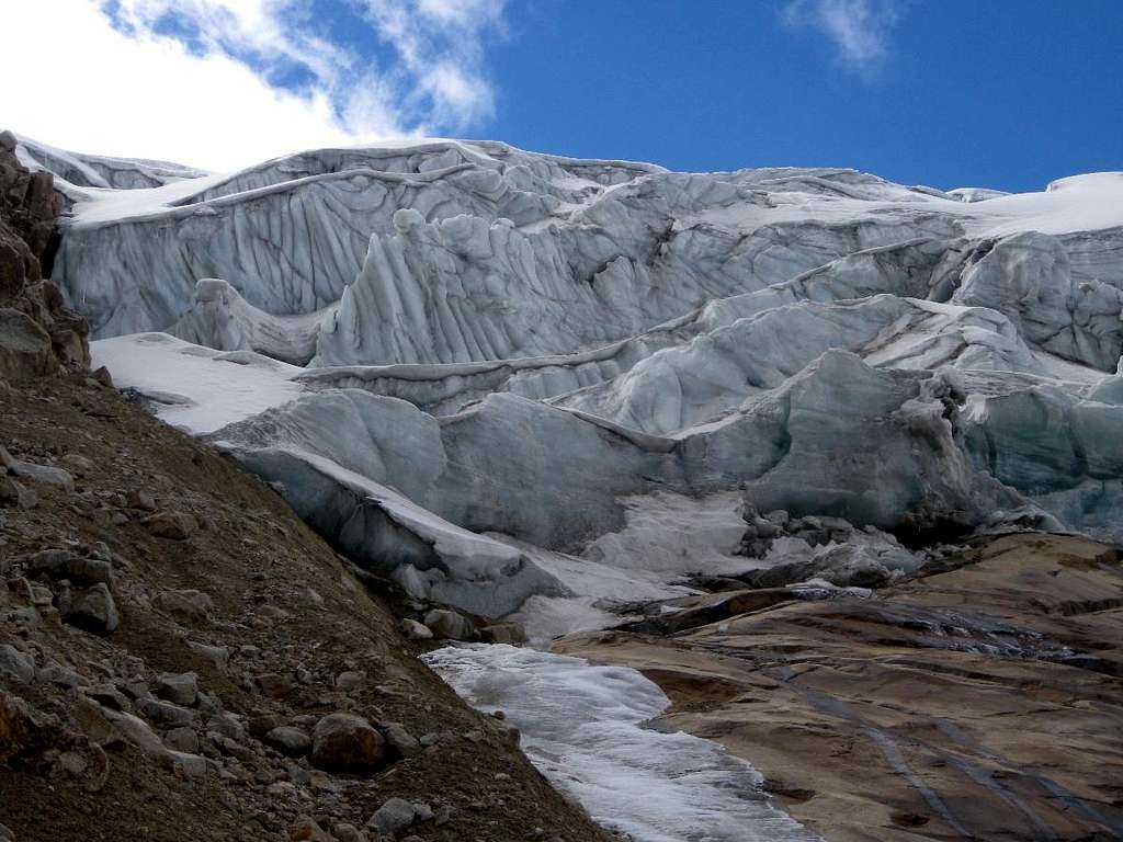 The southern edge of the glacier on Vallunaraju