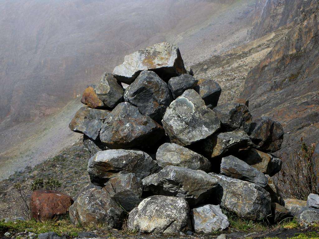 A big cairn shows the way on the trail to Maparaju