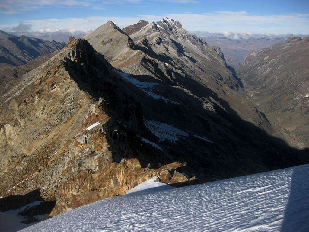 Looking down the long southwest ridge from Jatunmontepuncu (5415m)