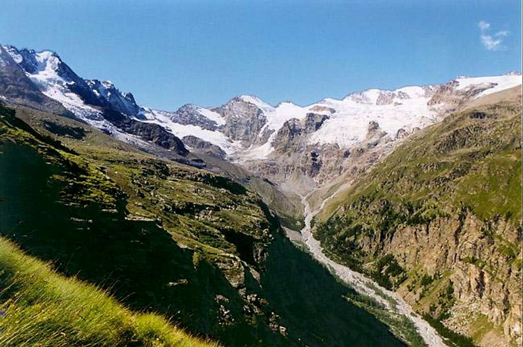 The heart of Gran Paradiso range <br>from the trail to Money huts
