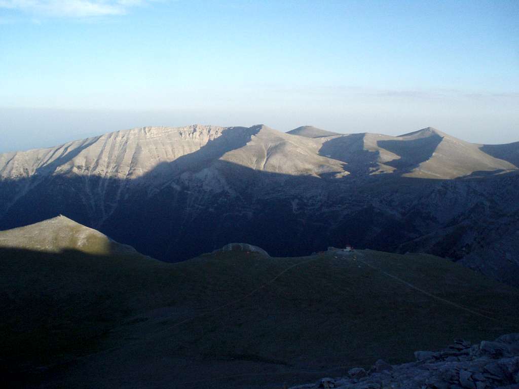 We can see from left to right the follwing peaks:Pagos,Kalogeros,Fragkou Alwni,Metamorfwsi