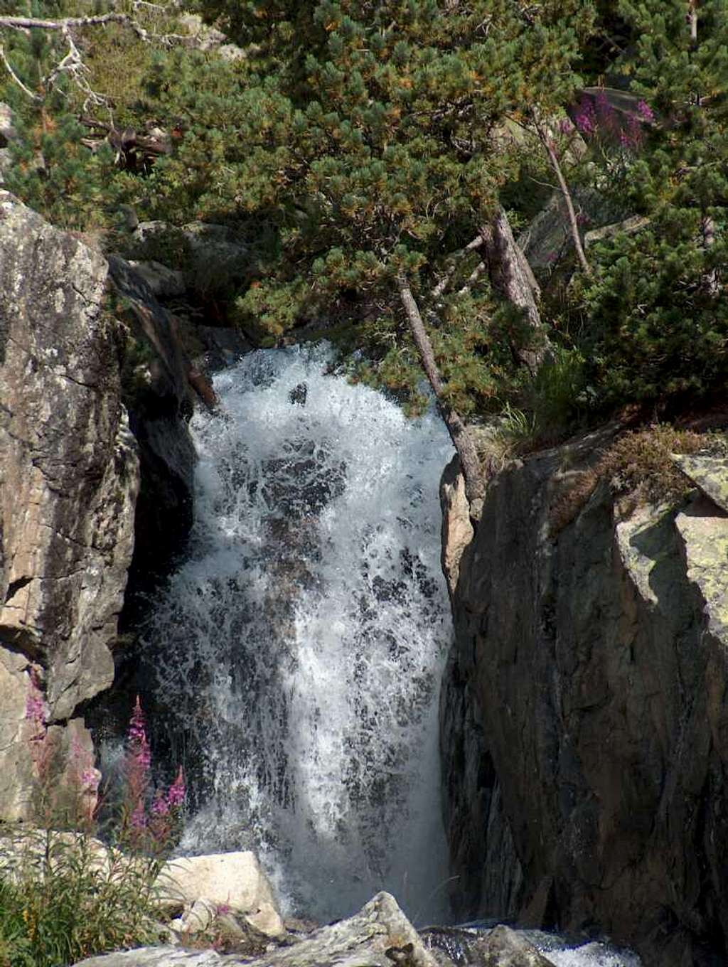 Waterfall on the trail of Les Laquettes 