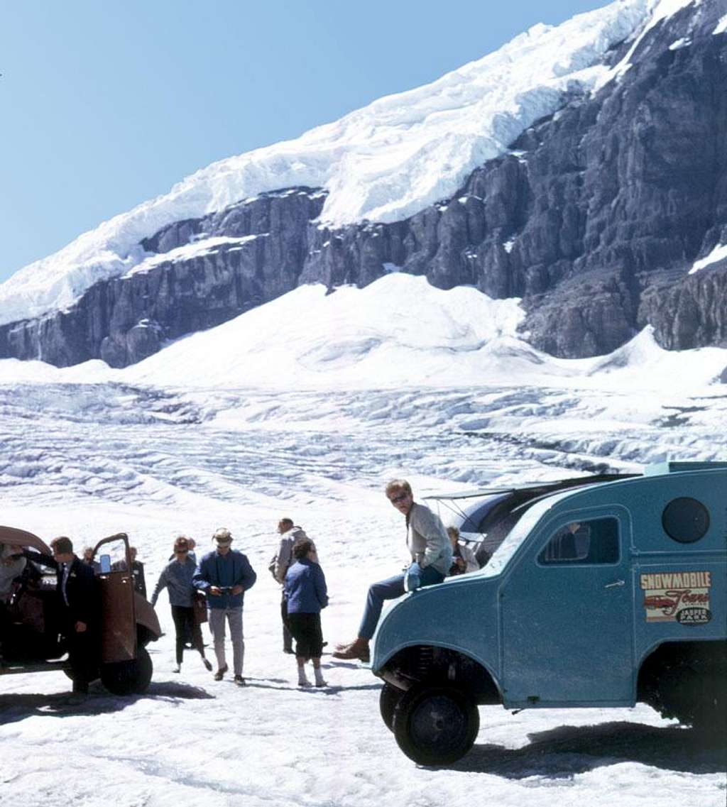 Athabaska Glacier & Snowcat Tour 01