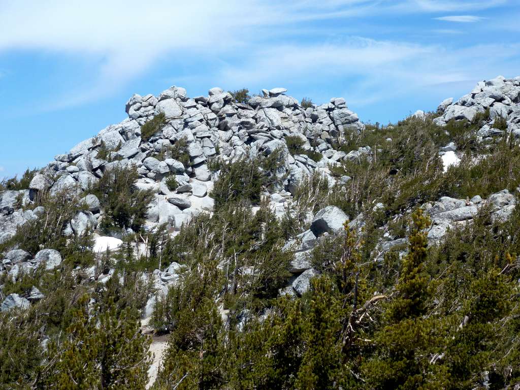 Rocky summits in the vicinity of Monument Peak