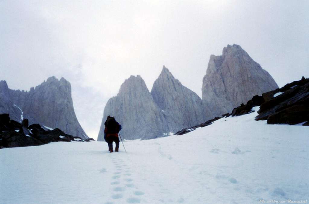Torres del Paine: carrying the gear on the snow-gully