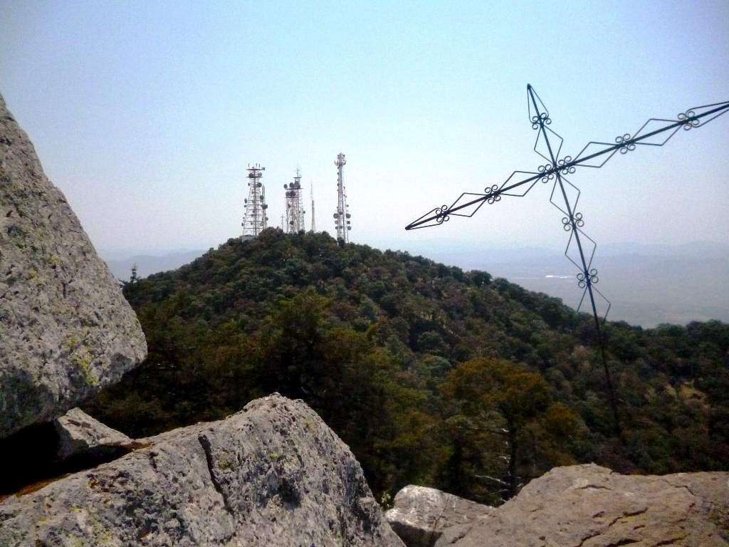 View from the summit towards the crater rim with the antenna's.