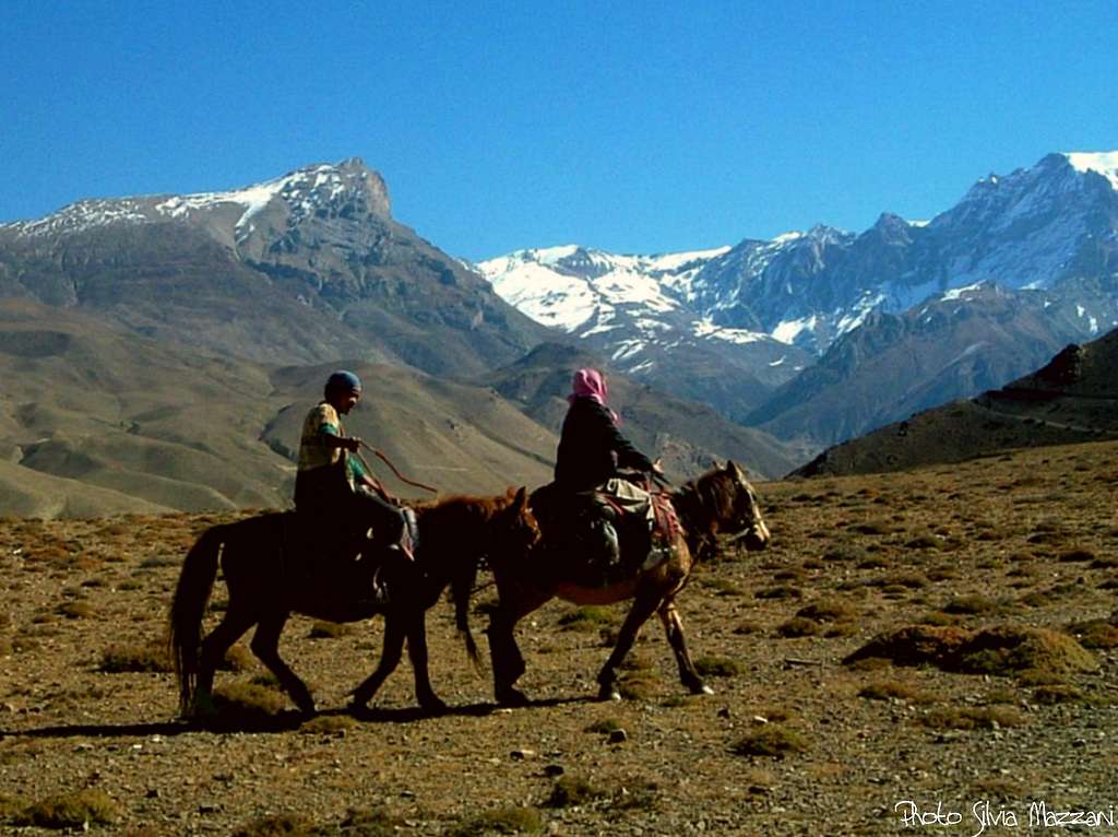 Annapurna trail - Pilgrims in Kaly Gandaki Valley