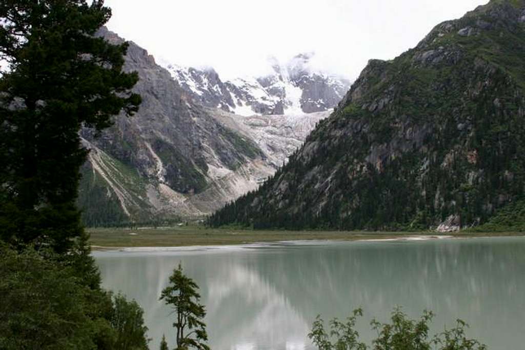 Ganhaizi Lake and the glacier...