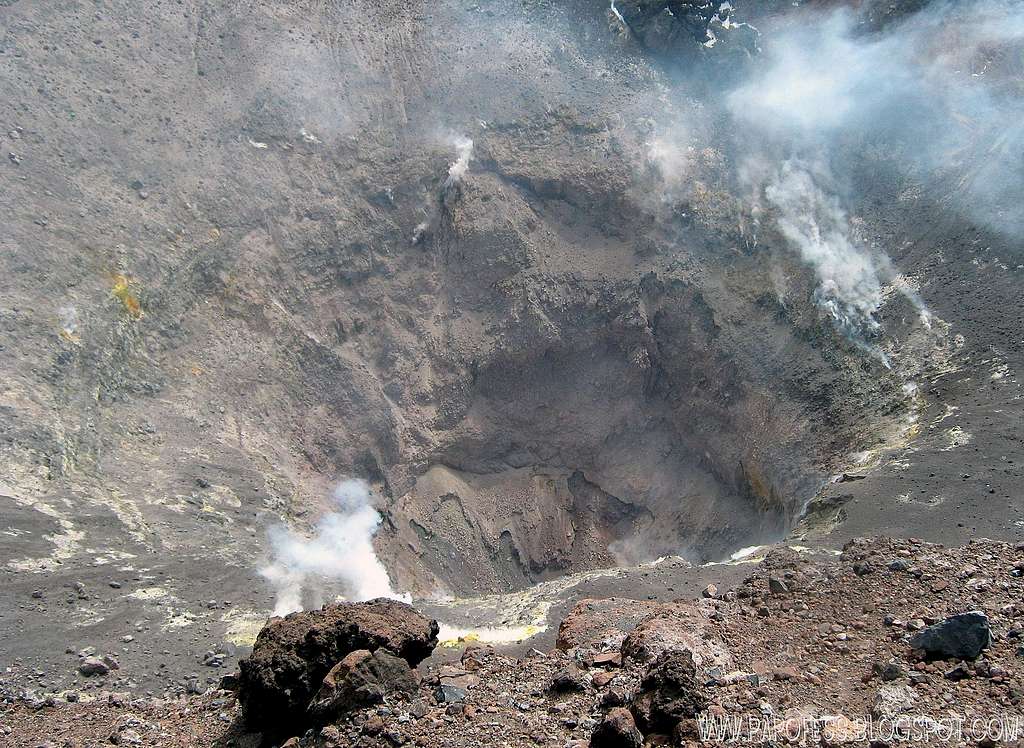 The huge crater of Lascar