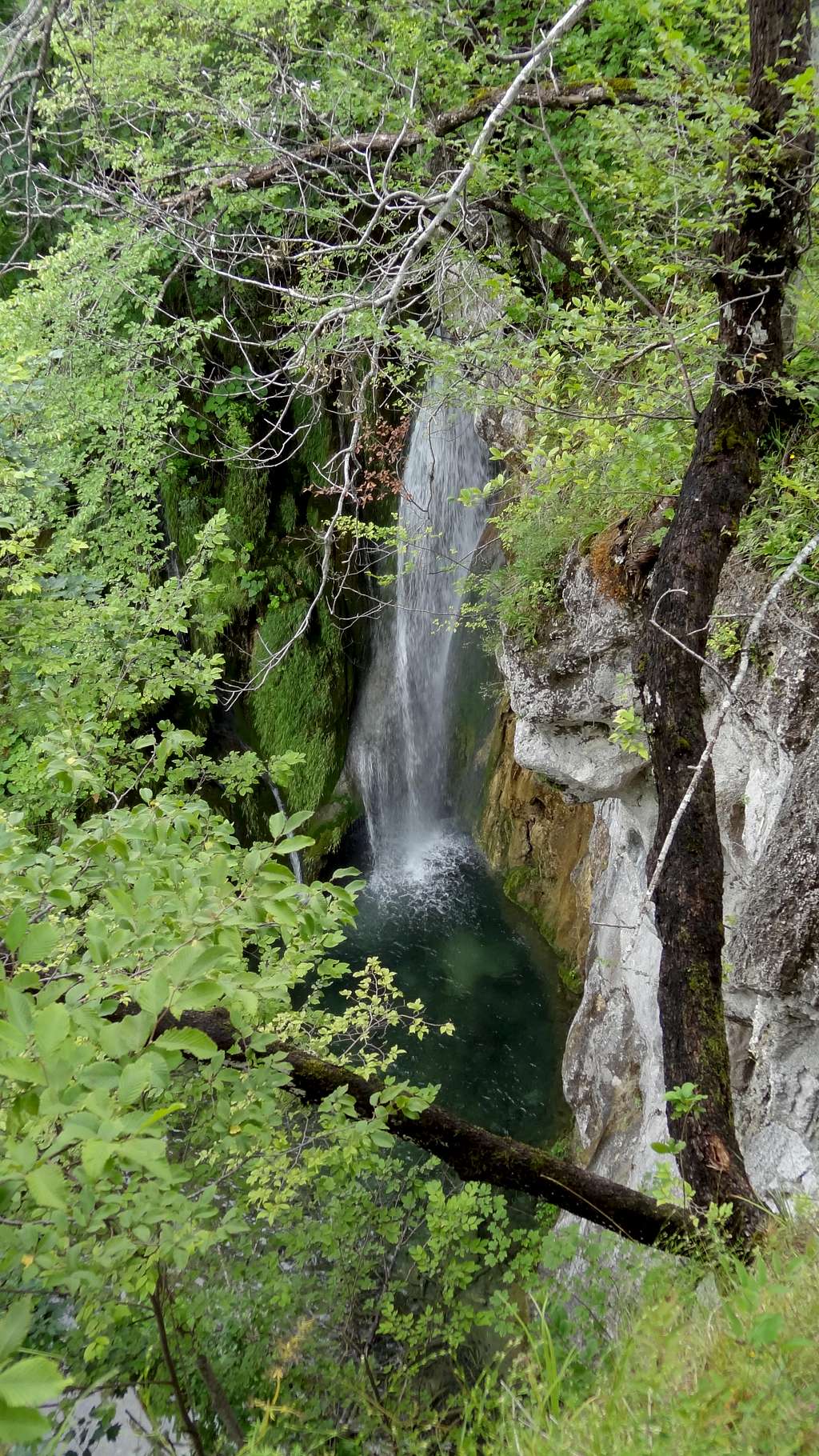 Waterfall in Gradinsko lake