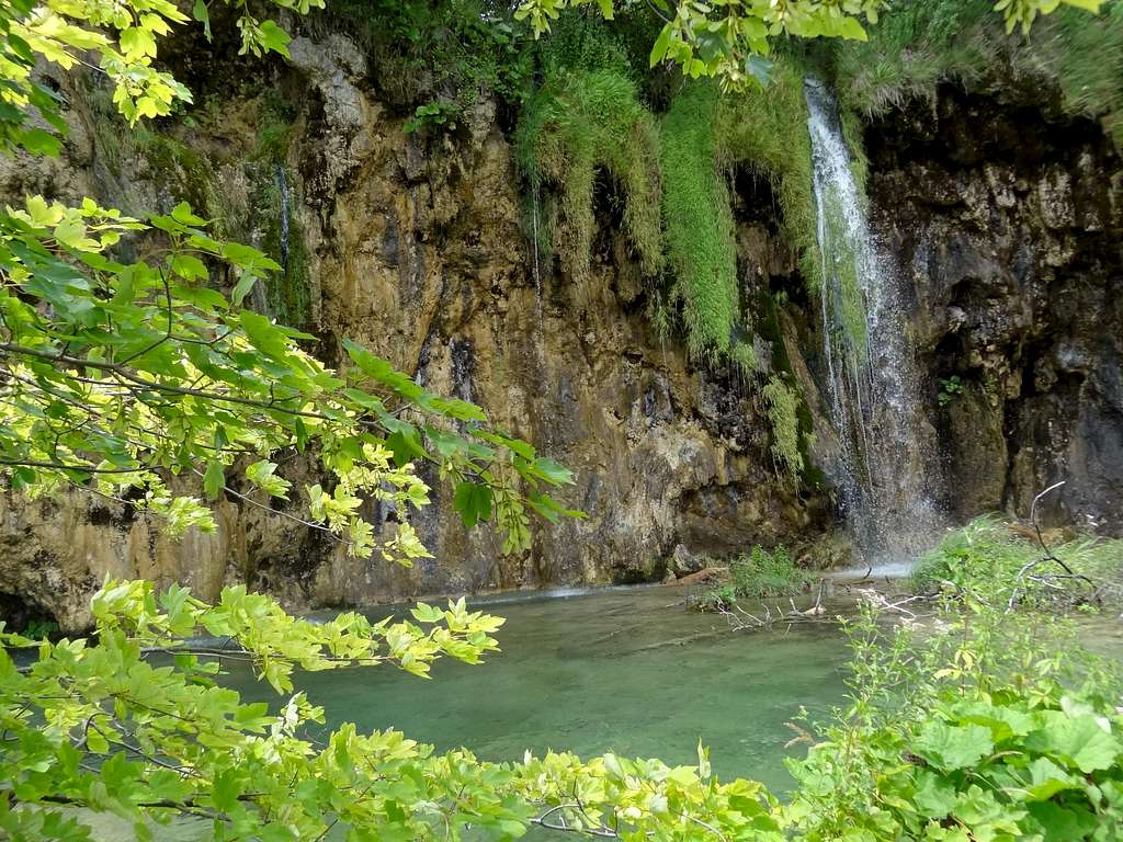 Teh famous waterfall serie under Gradinsko lake