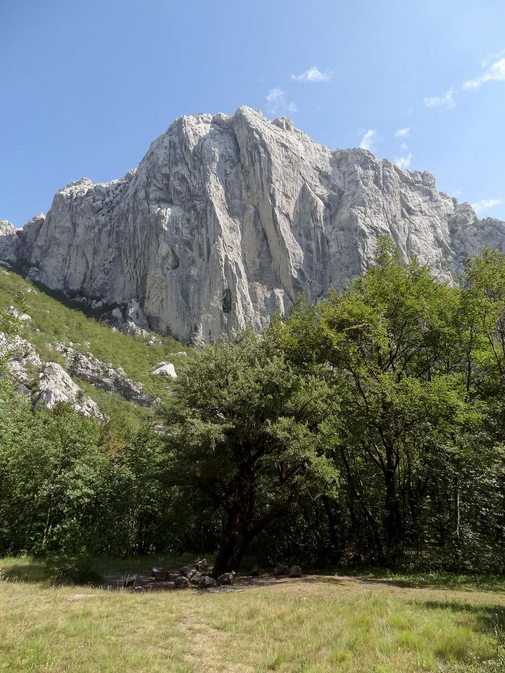 The tallest Paklenica cliffs appear in all their splendour during the descent