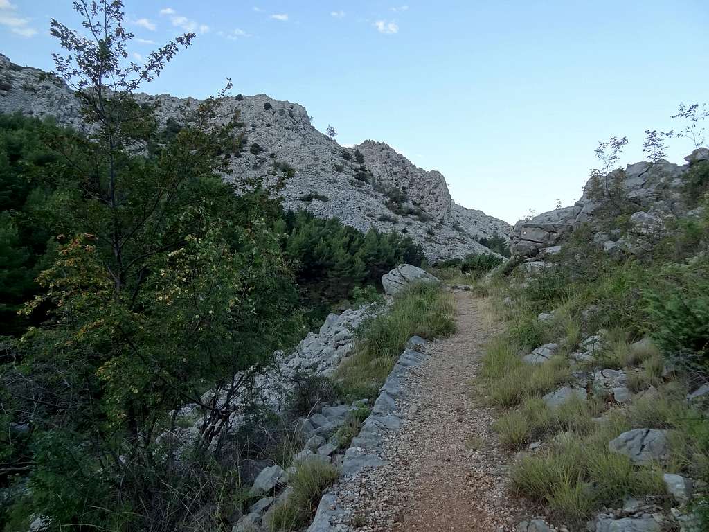 The trail during the lowest hundred meters is correct