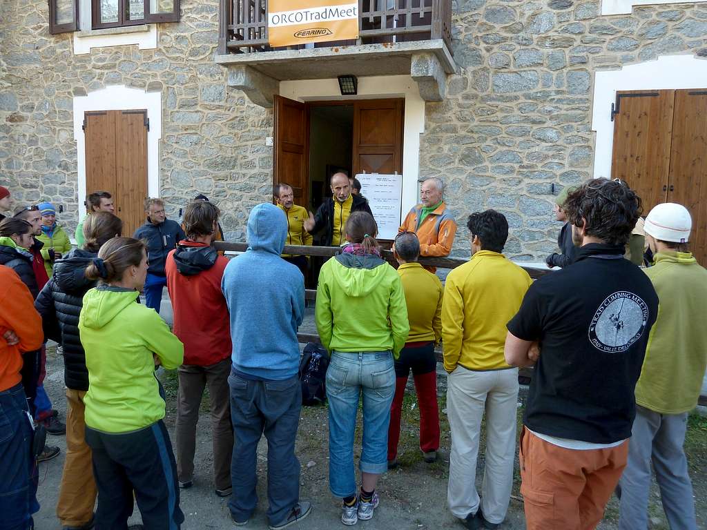 Morning briefing in Ceresole Reale