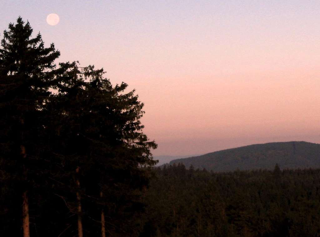 The moon above Hahnenkleer Berg 