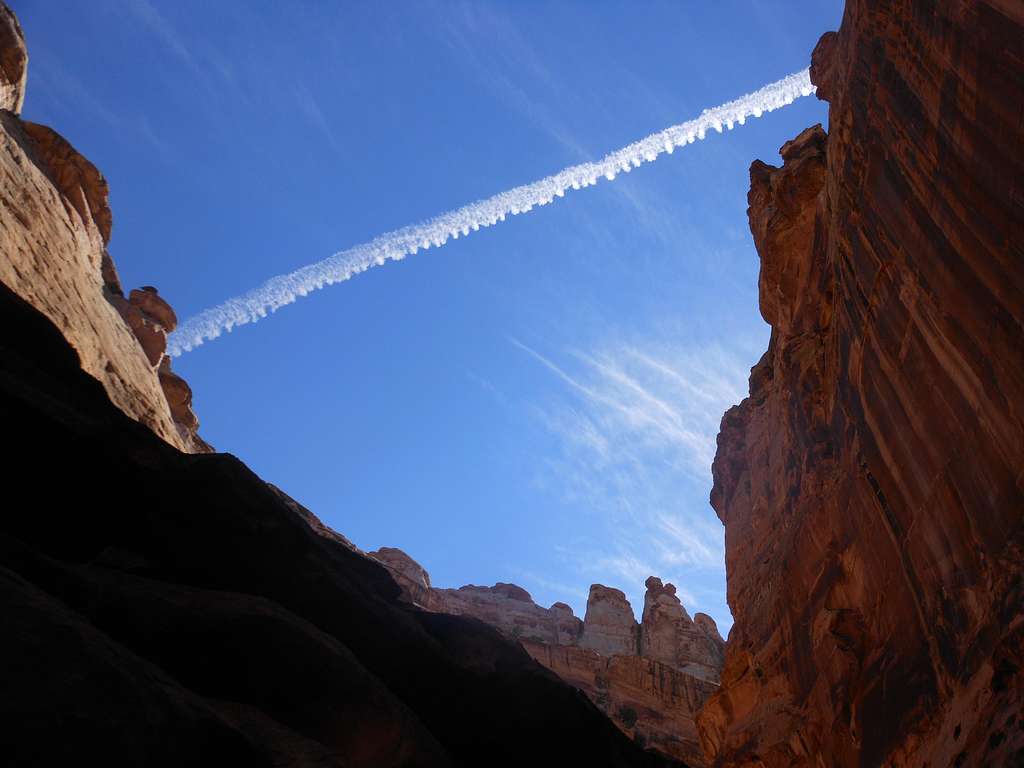 Crack Canyon contrail