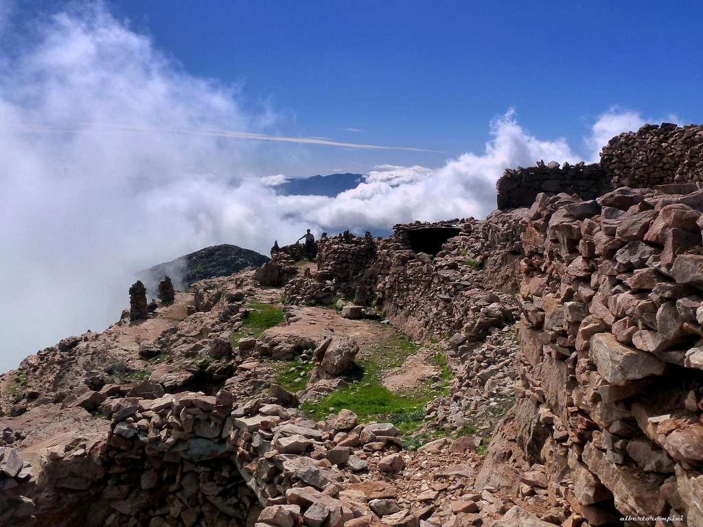 Surprising ancient stones'buildings on the summit of Jebel el Kest