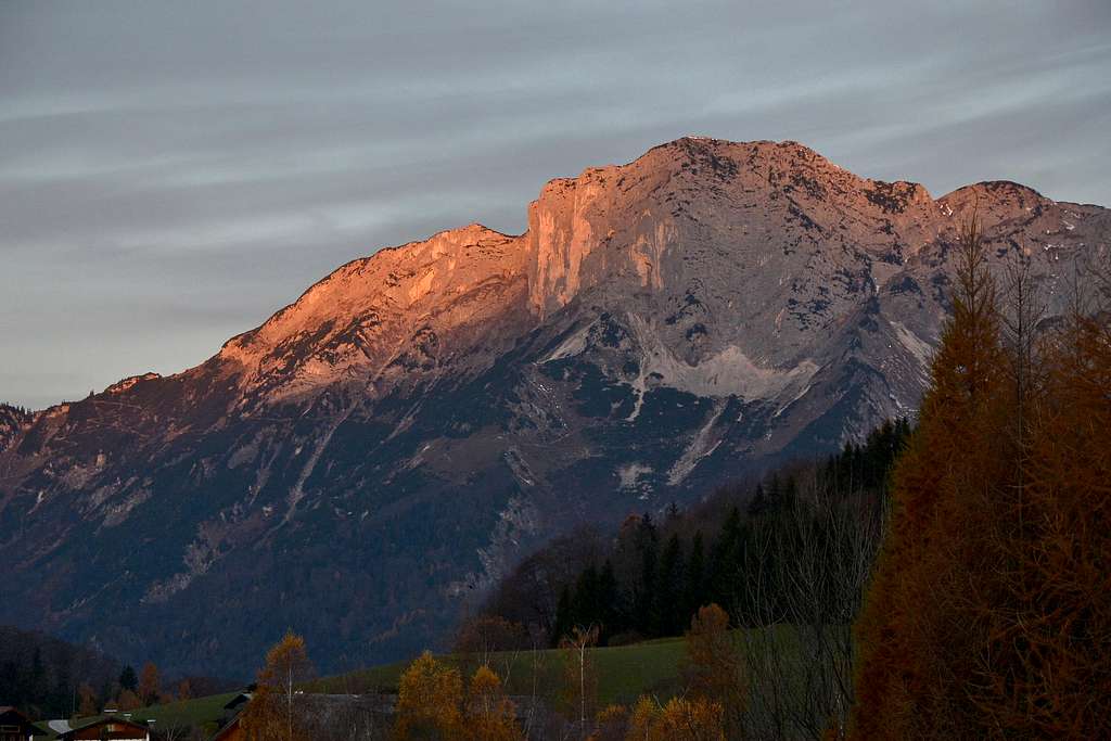 The first rays of sunlight hit the Untersberg
