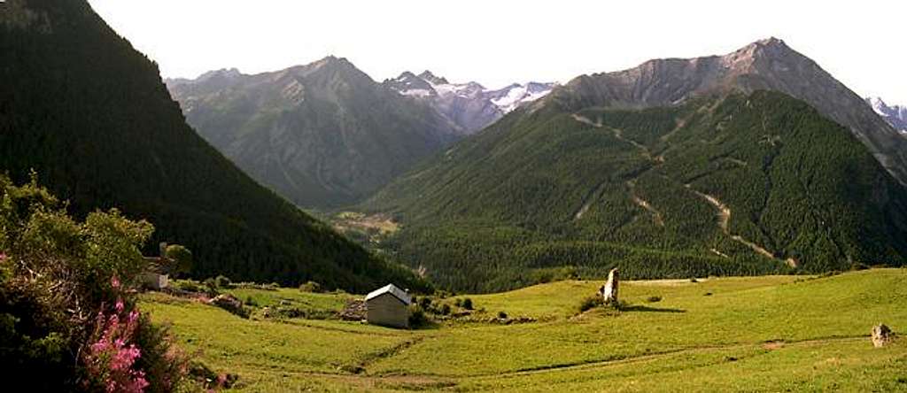  Gran Paradiso GROUP: view  southwards <br>from the vicinity of Gimillan
