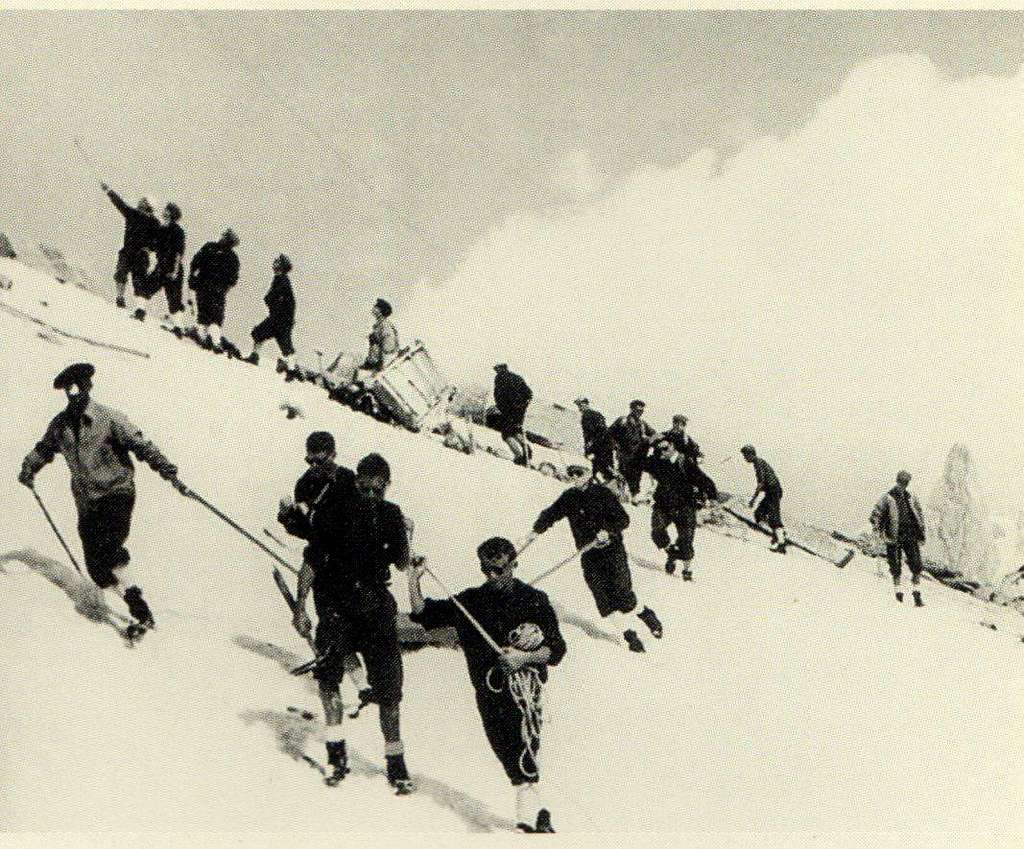 The rescuers on the glacier