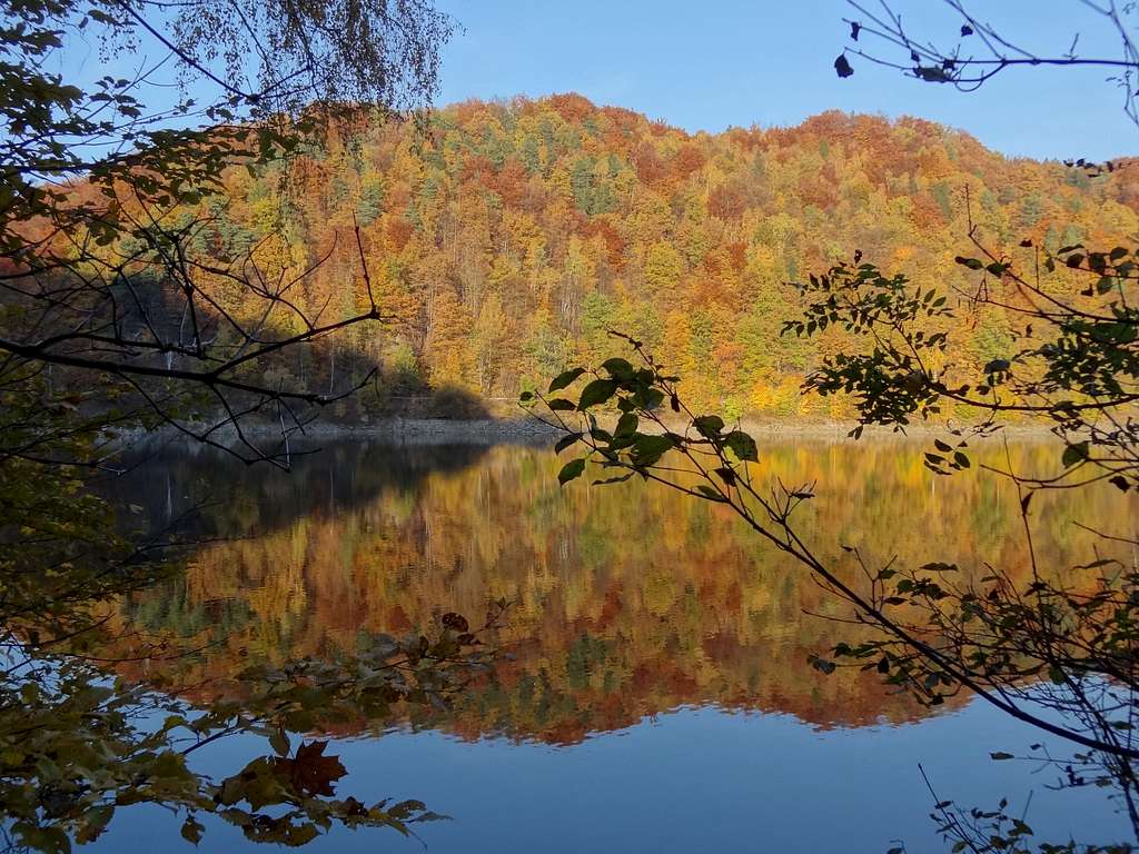 Autumn evening on the Bystrzycza reservoir