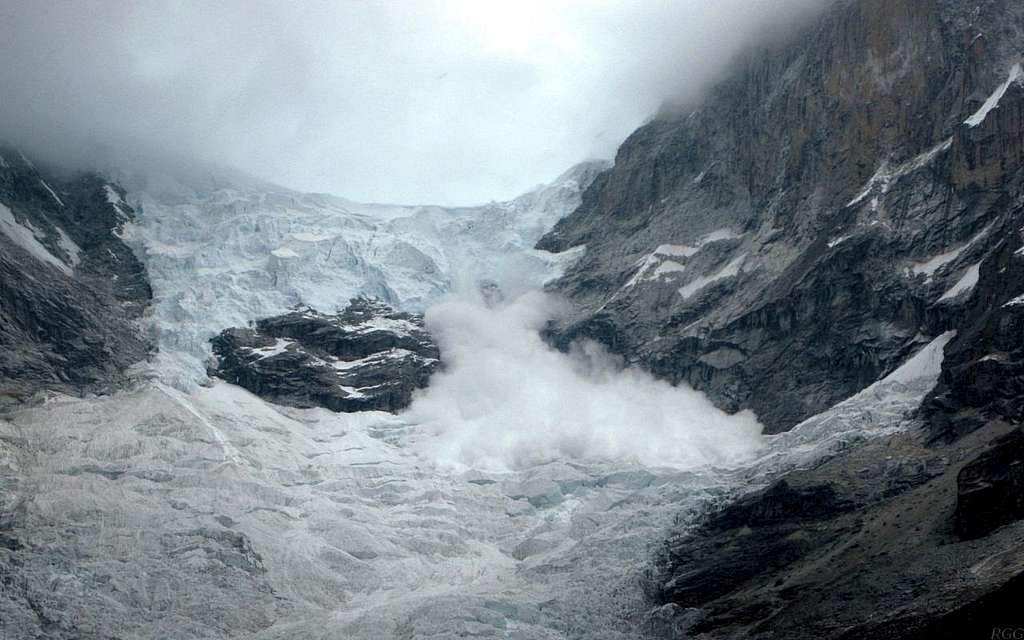 A big avalanche coming down the eastern icefall of Garganta