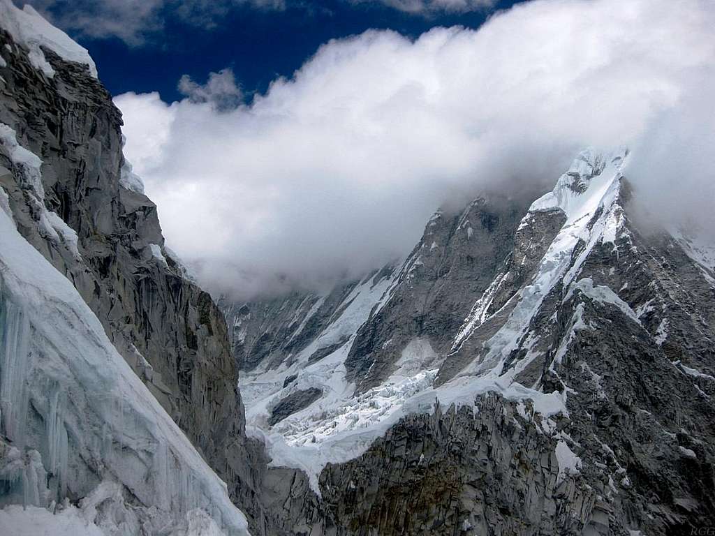 Clouds on the NE ridge of Huascarán Sur