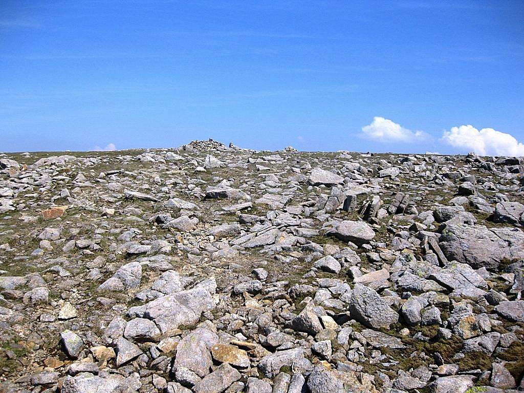 The very big summit of Pillar - and if somebody would clean up all these rocks, it would be very flat