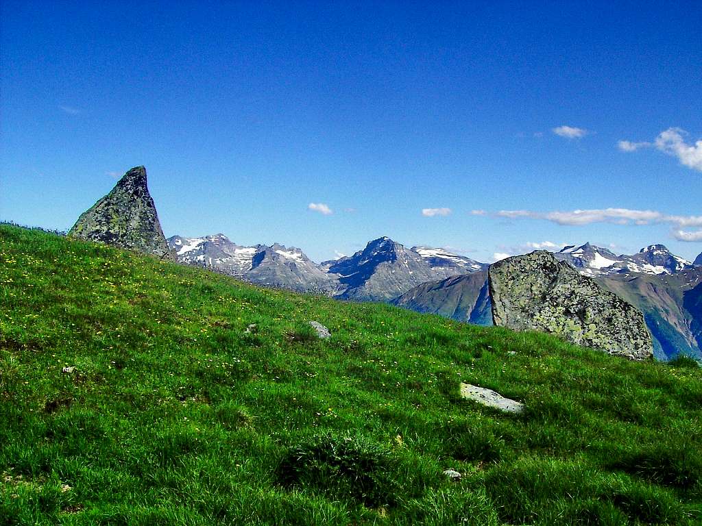 Granite rocks and Helsenhorn in the middle