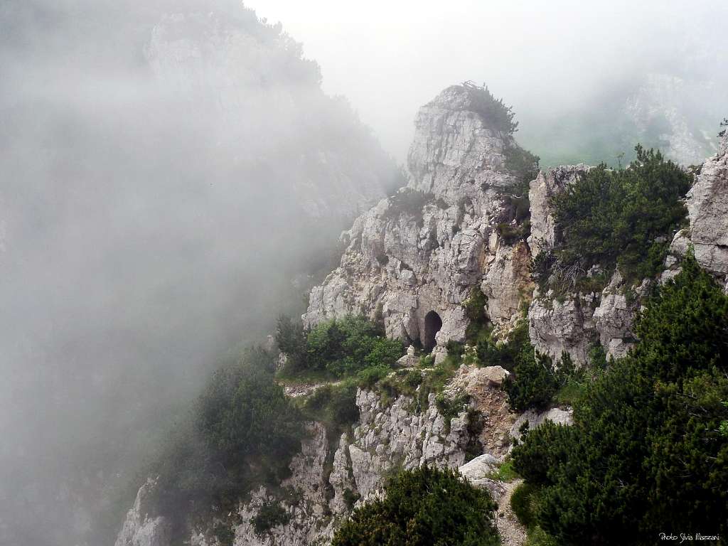 A WWI cavern along the Sentiero di Arroccamento near Primo Apostolo